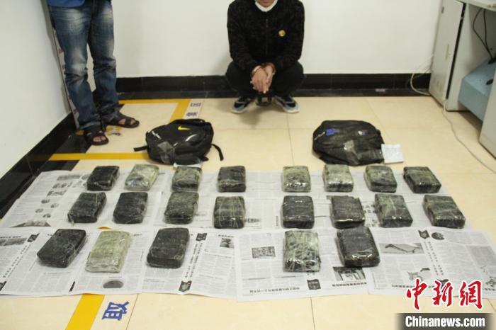 图为缴获的部分毒品。　保山边境管理支队供图