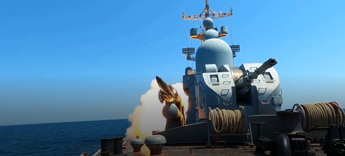 俄新社21日关于“俄黑海舰队举行演习”报道所配视频中的画面
