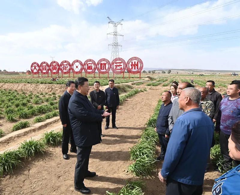 ▲2020年5月11日至12日，中共中央总书记、国家主席、中央军委主席习近平在山西考察。2020年5月11日下午，习近平在大同市云州区有机黄花标准化种植基地，同正在劳作的村民们亲切交谈。