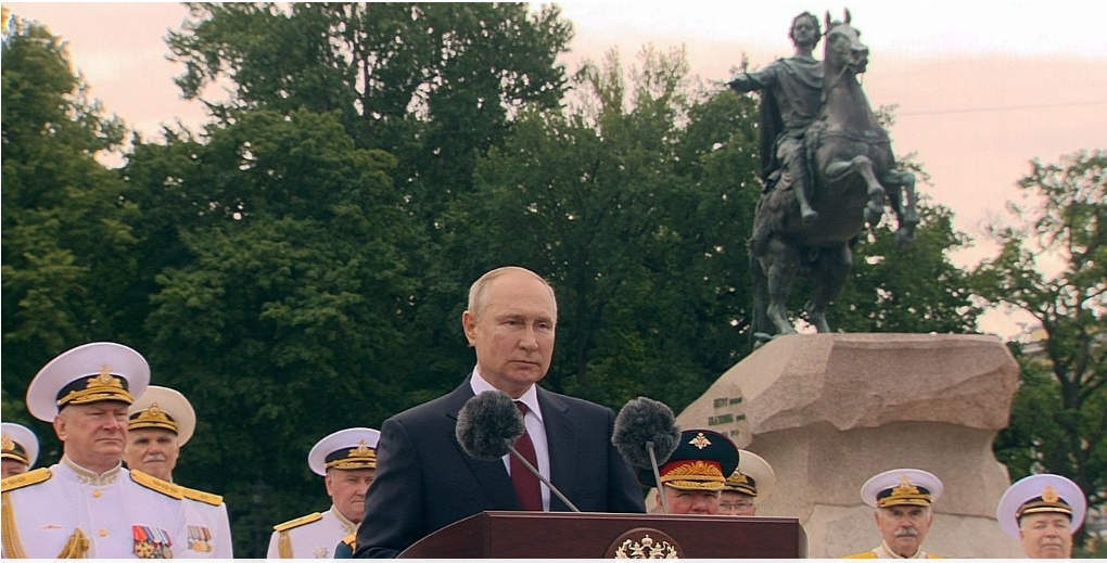 25日，普京出席在圣彼得堡举行的俄罗斯海军节活动
