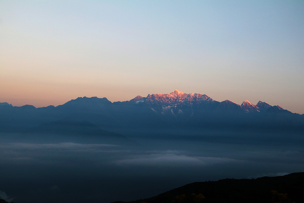 资料图:2017年8月5日,四川甘孜,红岩顶,遥望贡嘎雪山.