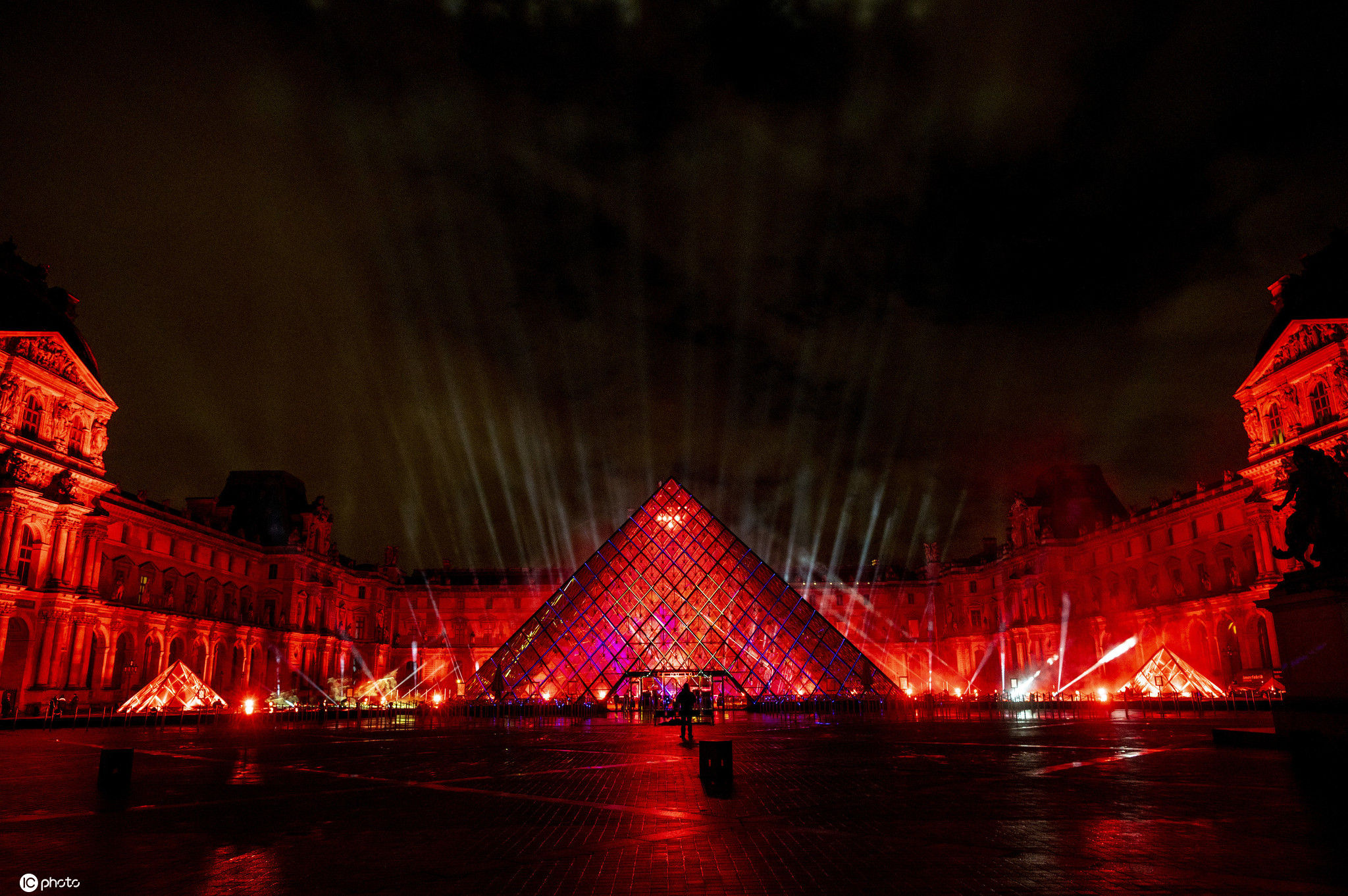 五光十色绚烂夺目!法国卢浮宫举行迎新年亮灯活动
