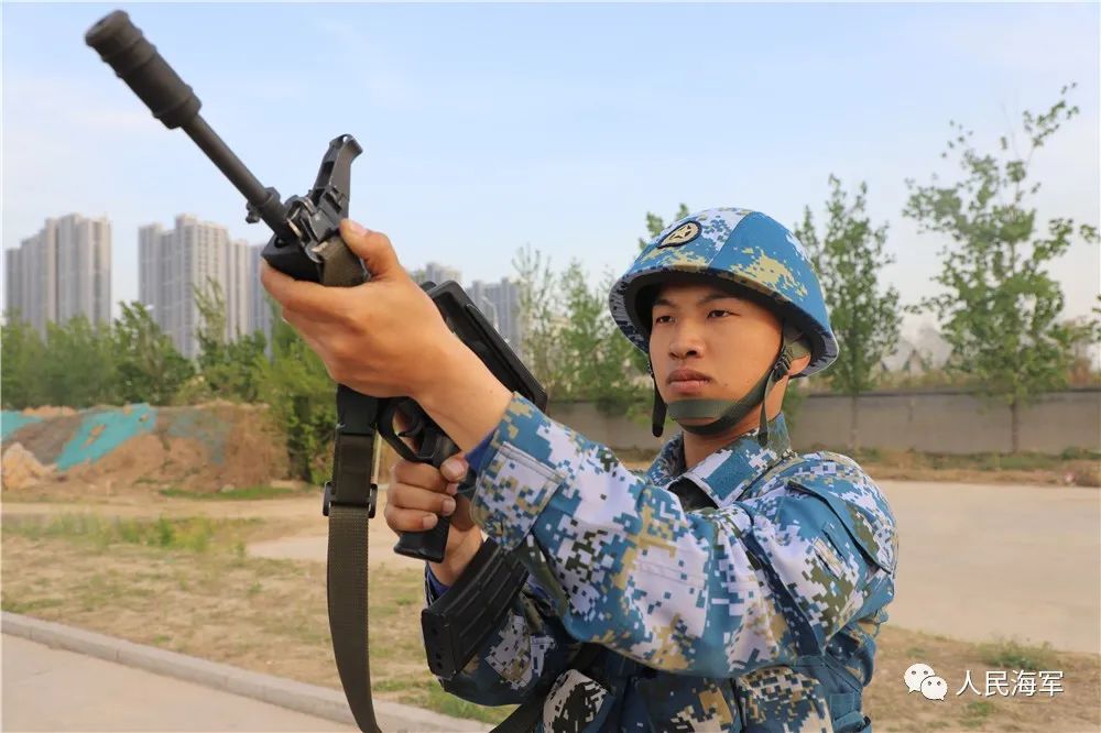 军人,投笔从戎,手握钢枪今年终于得偿所愿来到军营大学毕业生黄金汉