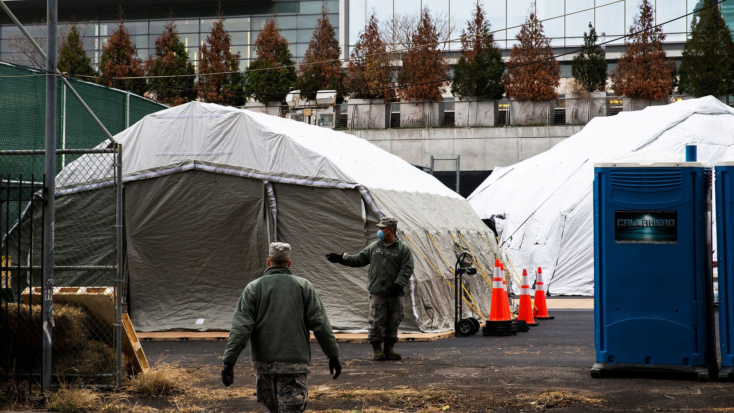 新冠疫情急剧恶化美国纽约一医院搭建临时太平间为可能激增死亡做准备