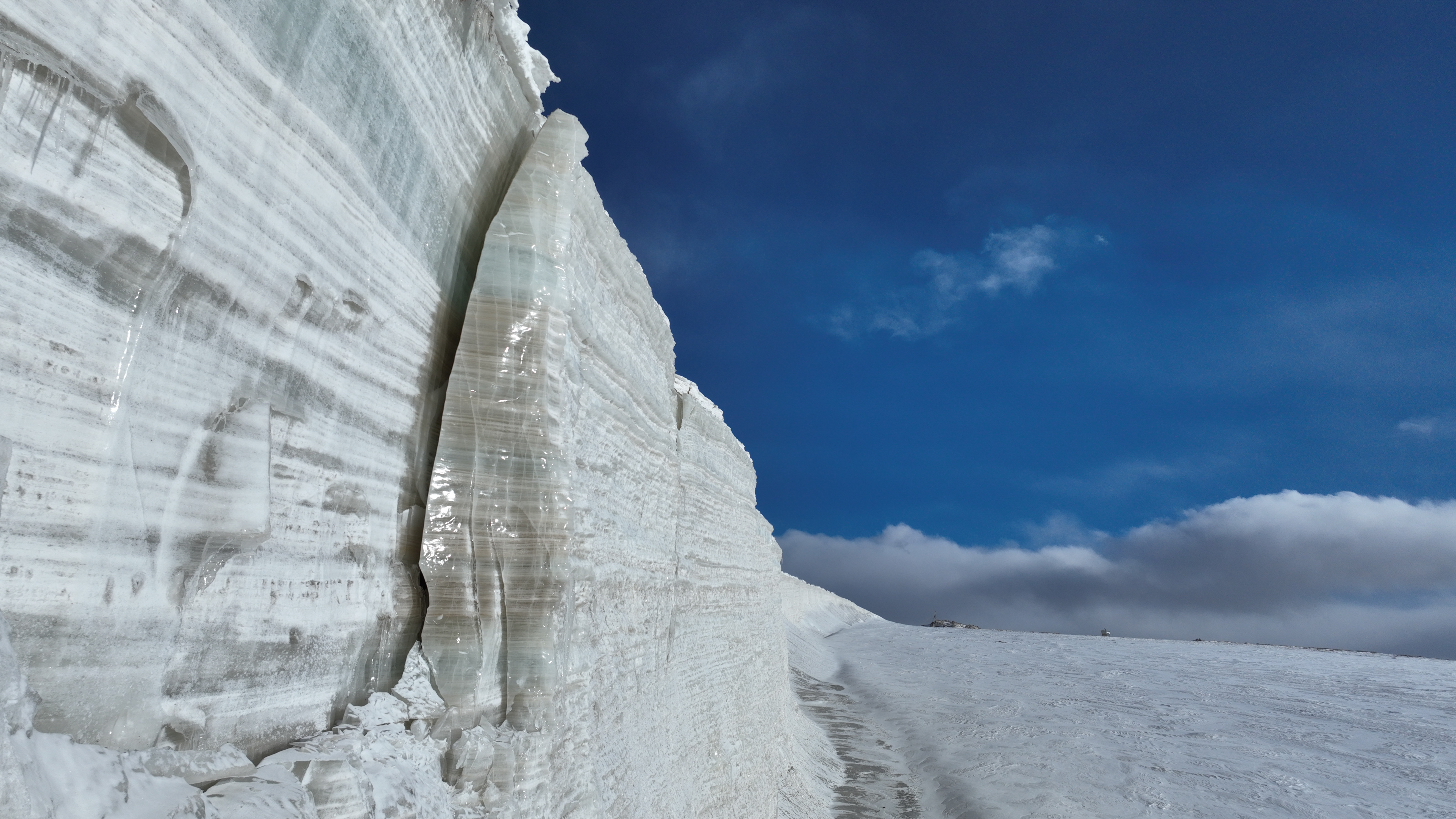 航拍青海祁连八一冰川