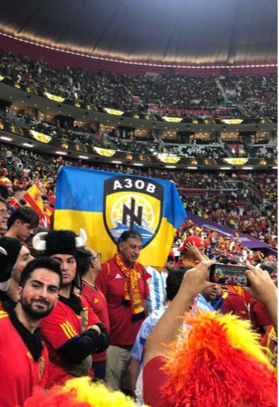佐祖利亚在脸书上发布了西班牙球迷展示“亚速营”旗帜的图。