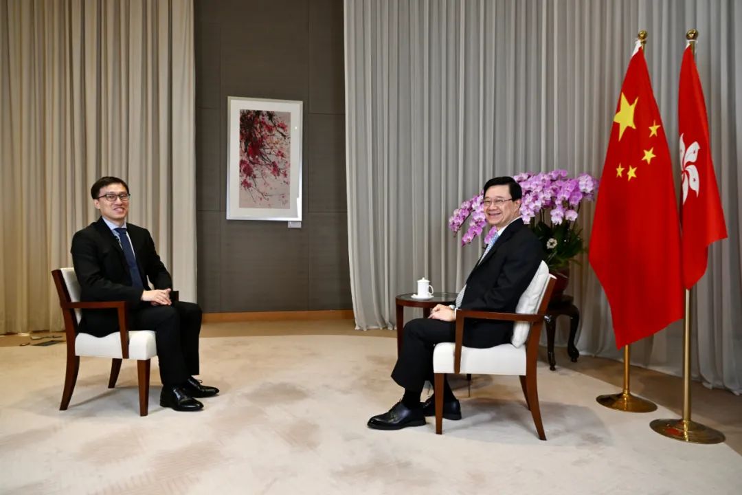 香港特区行政长官李家超接受中国新闻网“港澳会客厅”专访。 李志华 摄