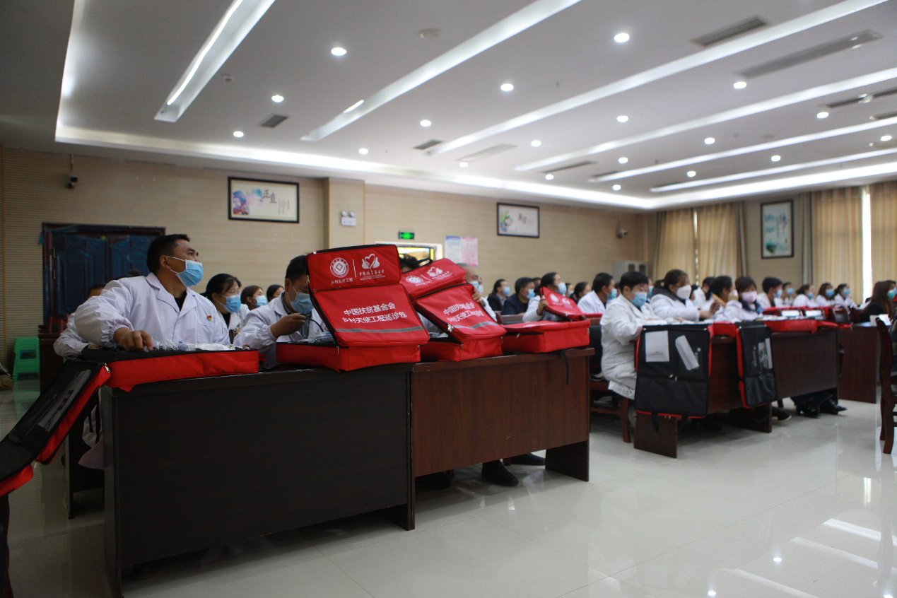 图为赫章县乡村医生参加中国扶贫基金会乡村天使工程培训。