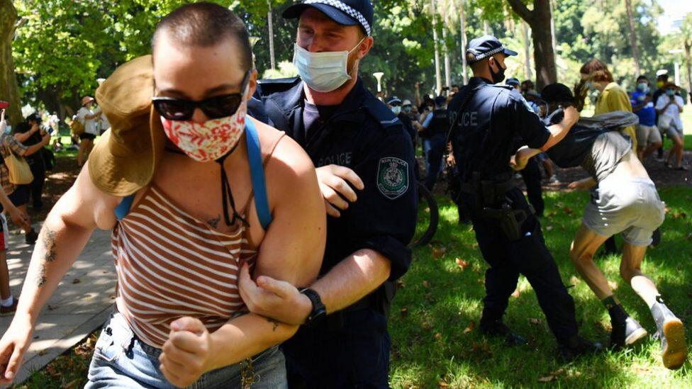 悉尼示威者被警方逮捕。