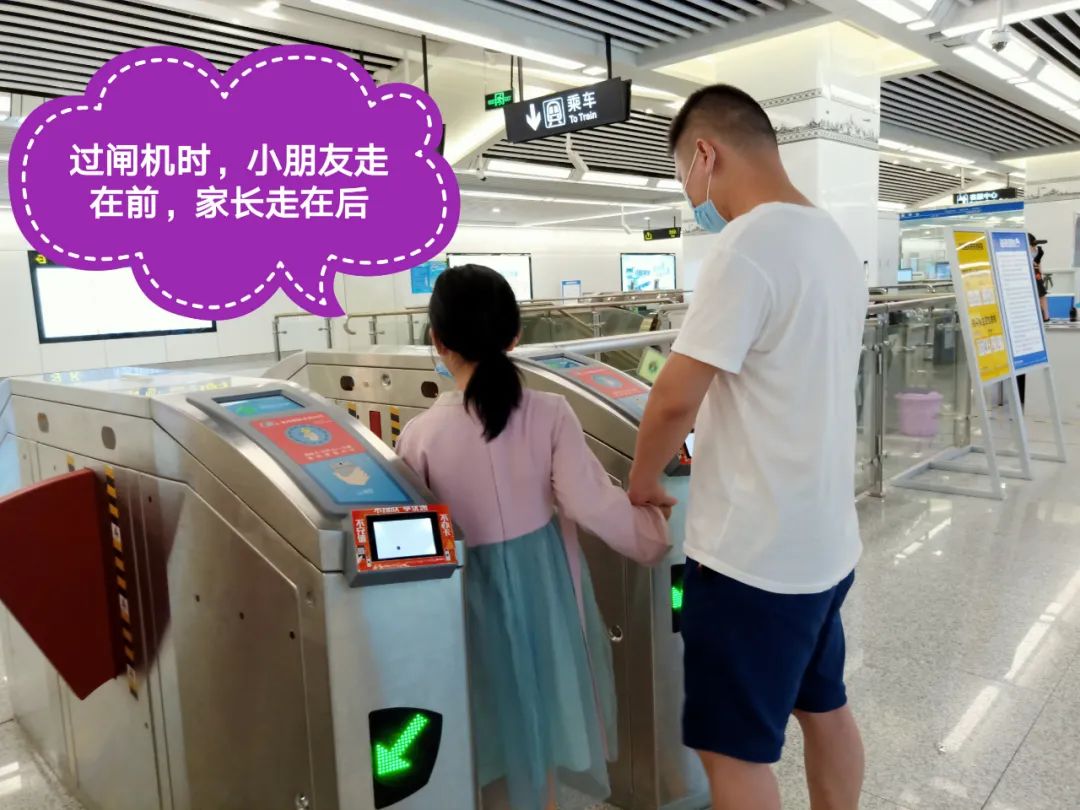 妈妈带娃乘地铁被闸机夹到警方提醒带娃坐地铁要注意