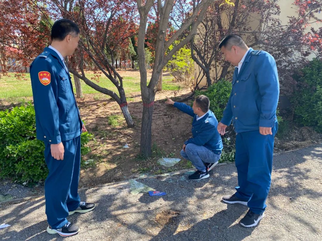 几名公交司机正在讲述事发经过。本报首席记者 刘琛敏 摄