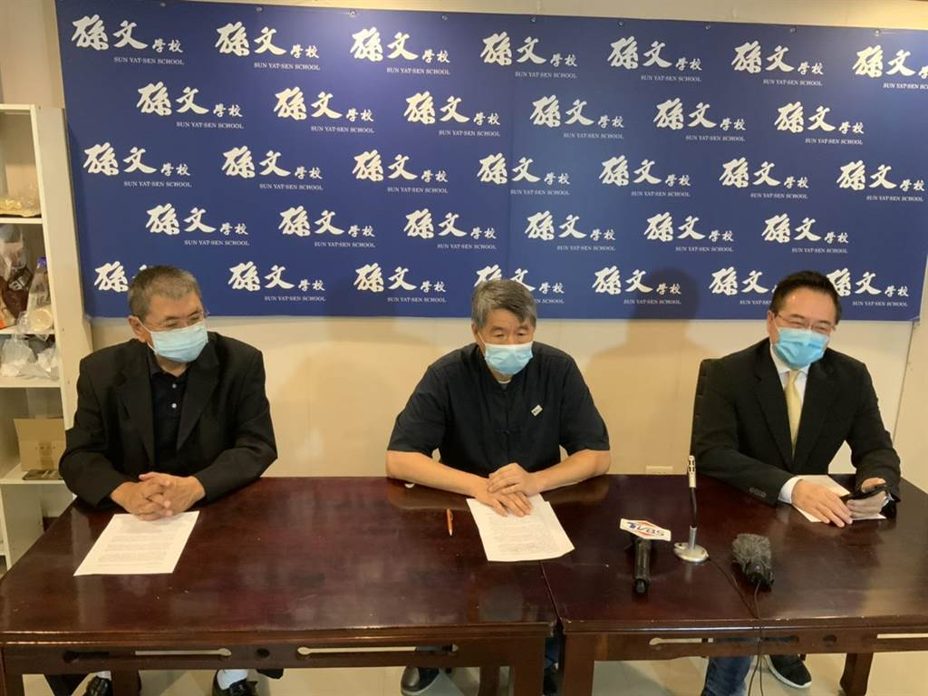 張亞中（中）宣布，北京兩岸東方文化中心將捐贈BNT疫苗與國藥疫苗各500萬劑給台灣。 （圖片來源：台媒）
