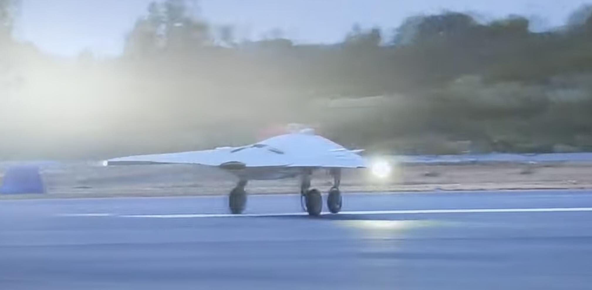 SWiFT无人机在跑道上滑行画面