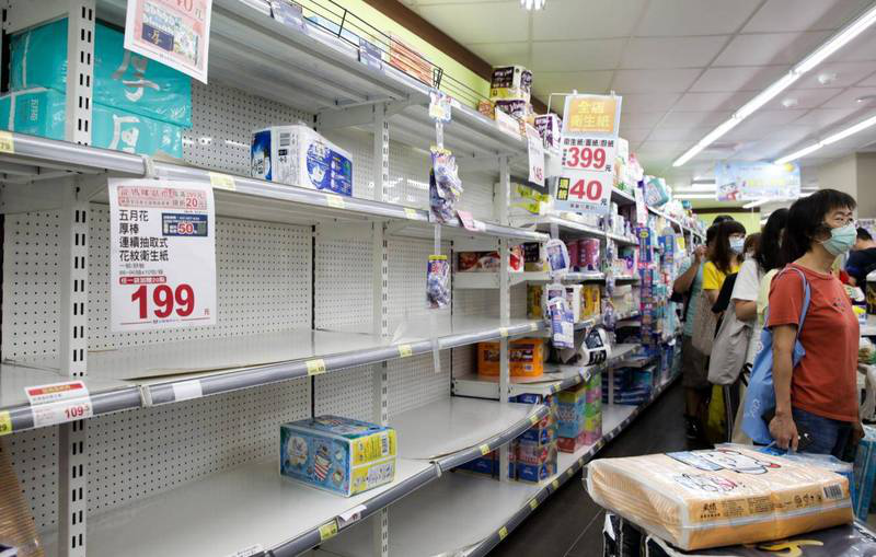 台湾新冠肺炎本土病例激增,造成民众恐慌,不少人前往超市、大卖场抢购泡面与其他民生物资