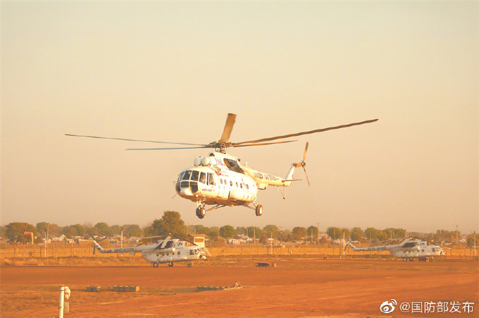 中国第3批赴阿卜耶伊维和直升机分队官兵执行空中搜索任务