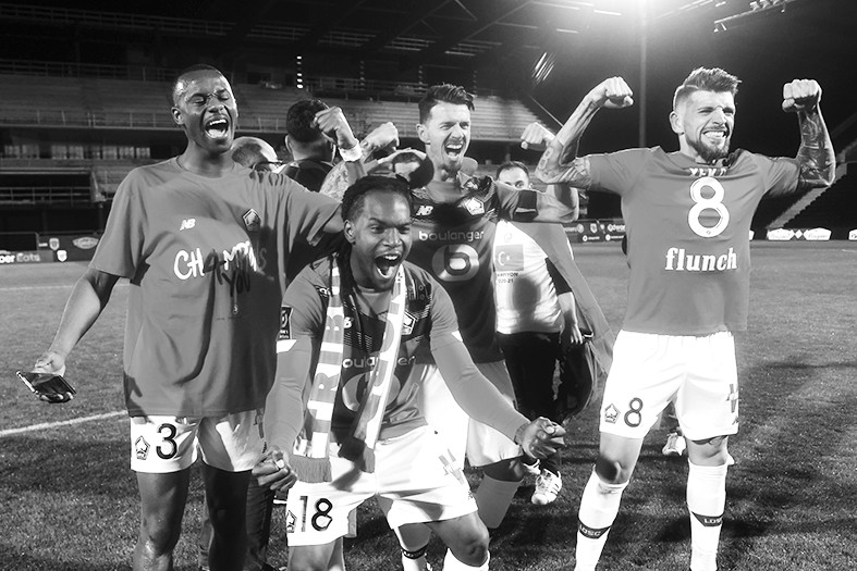 赛后里尔队球员庆祝夺冠.