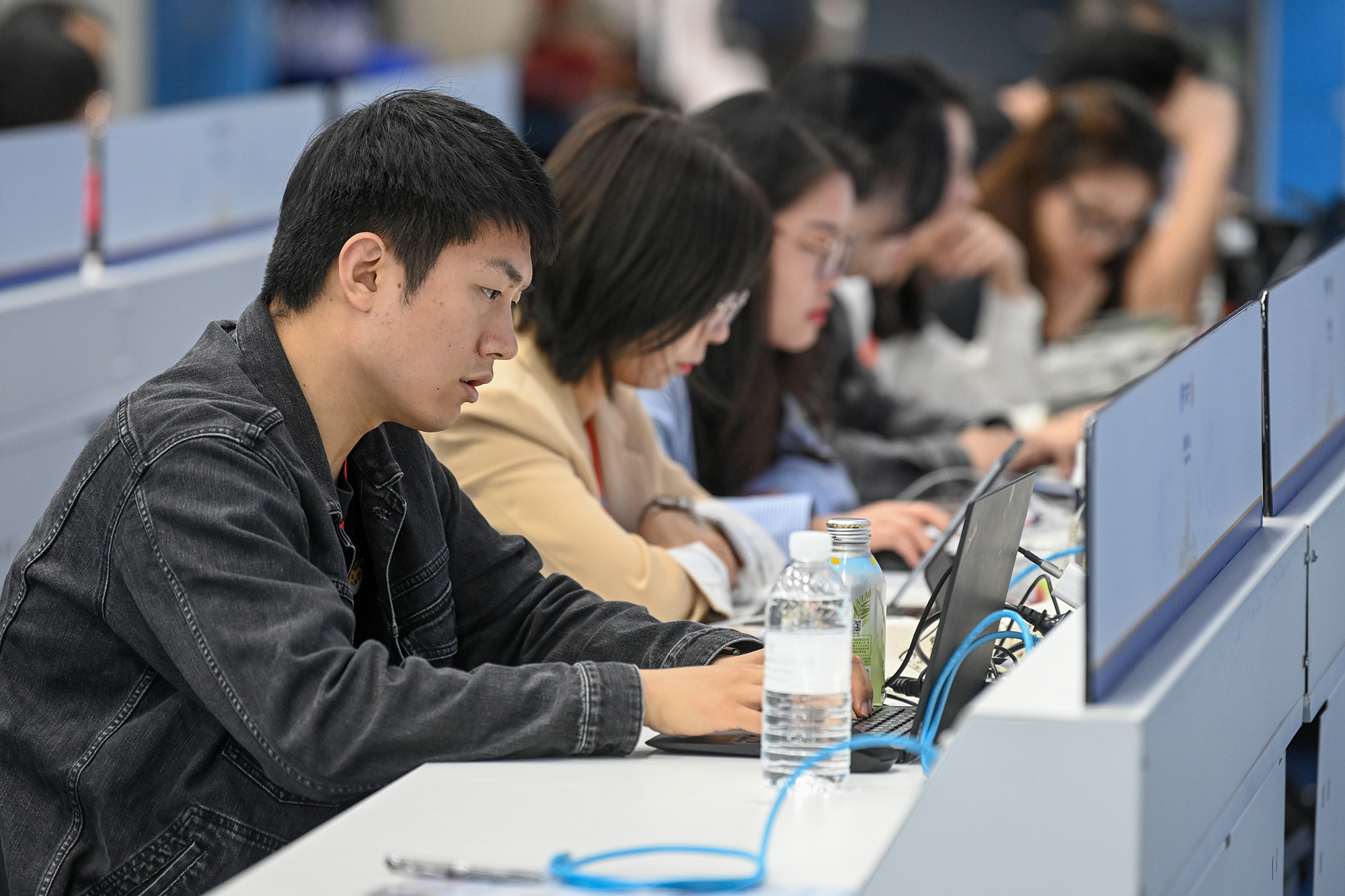 中外媒体记者在新闻中心聚焦第六届进博会开幕式。