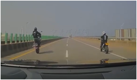 台湾一名重型摩托车骑士被爆料在快速路上“翘孤轮”。（图片来源：台媒视频截图）