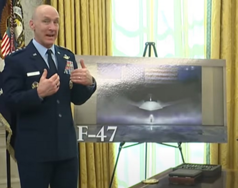 当地时间3月21日，美国空军参谋长戴维·奥尔文在白宫展示F-47图片。图源：美国《防务新闻》