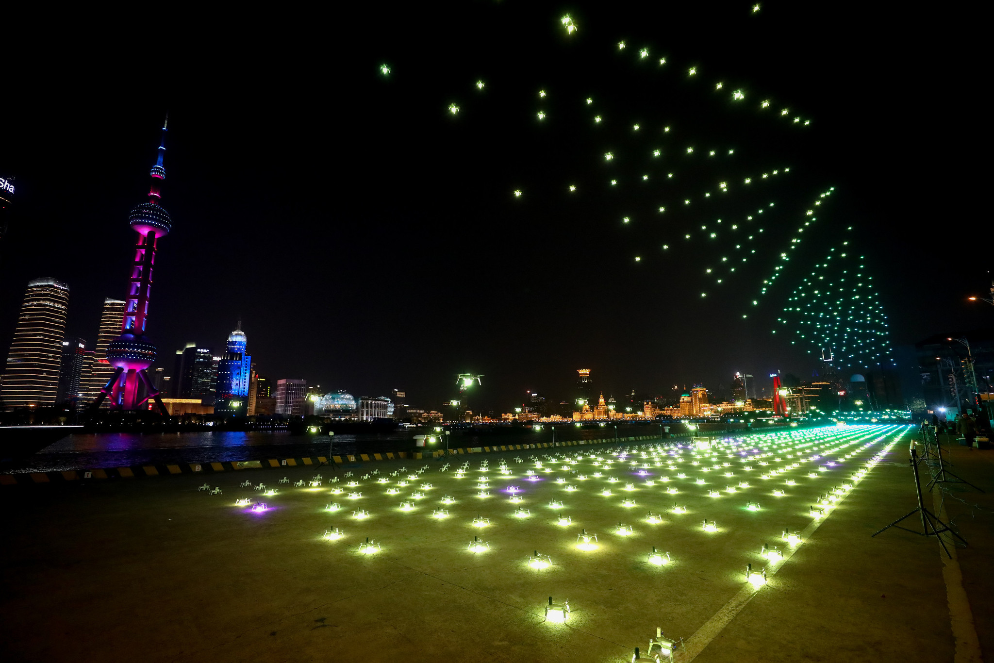 上海北外滩千架无人机表演致敬首个警察节