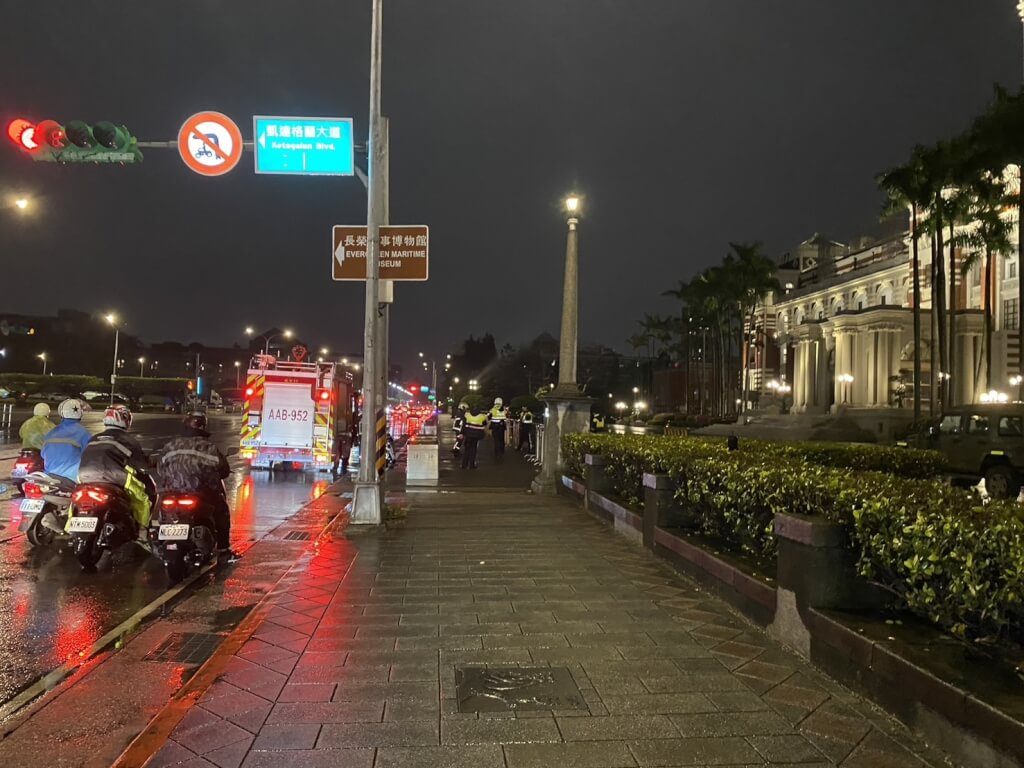 台媒称，蔡英文办公室3月1日晚间传出枪声，一名卫兵在门口处中枪身亡，台北市警消获报赶抵现场。 图源：台媒