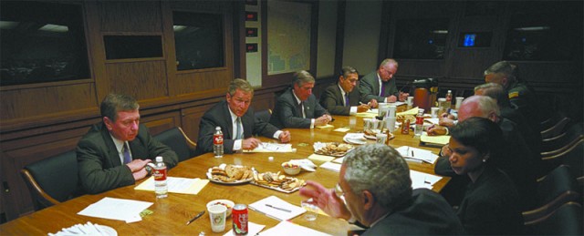 小布什与其内阁重要成员在PEOC内开会的画面。