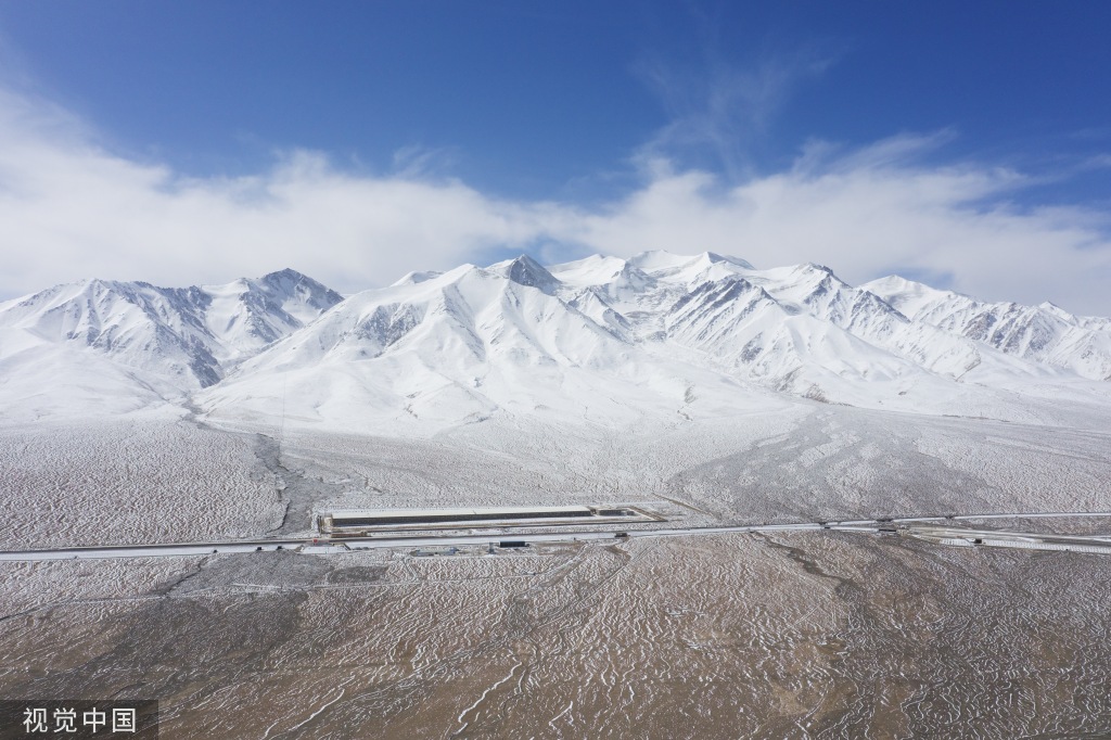 航拍雪后昆仑山雄伟壮丽