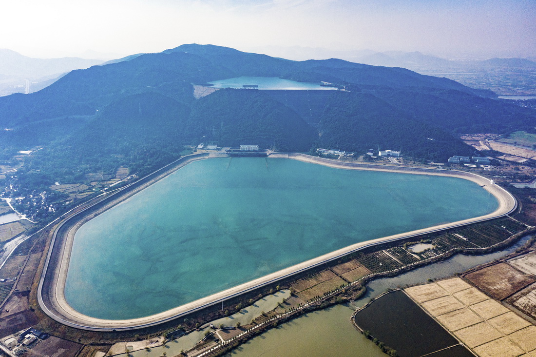 这是安徽响水涧抽水蓄能电站的上水库和下水库(11月16日摄,无人机照片