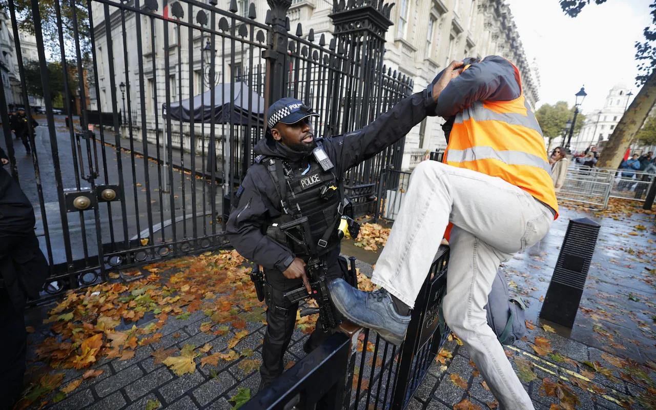 英国环保组织抗议者11月1日试图冲击唐宁街大门被警方拦下 图源：英媒