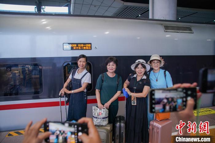乘坐贵南高铁首发G4308次列车的旅客在出发前拍照留念。陈冠言 摄