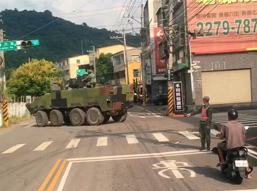 台陆军一辆“云豹”装甲车遇路口弯转不过去（图片来源：台湾中时新闻网）