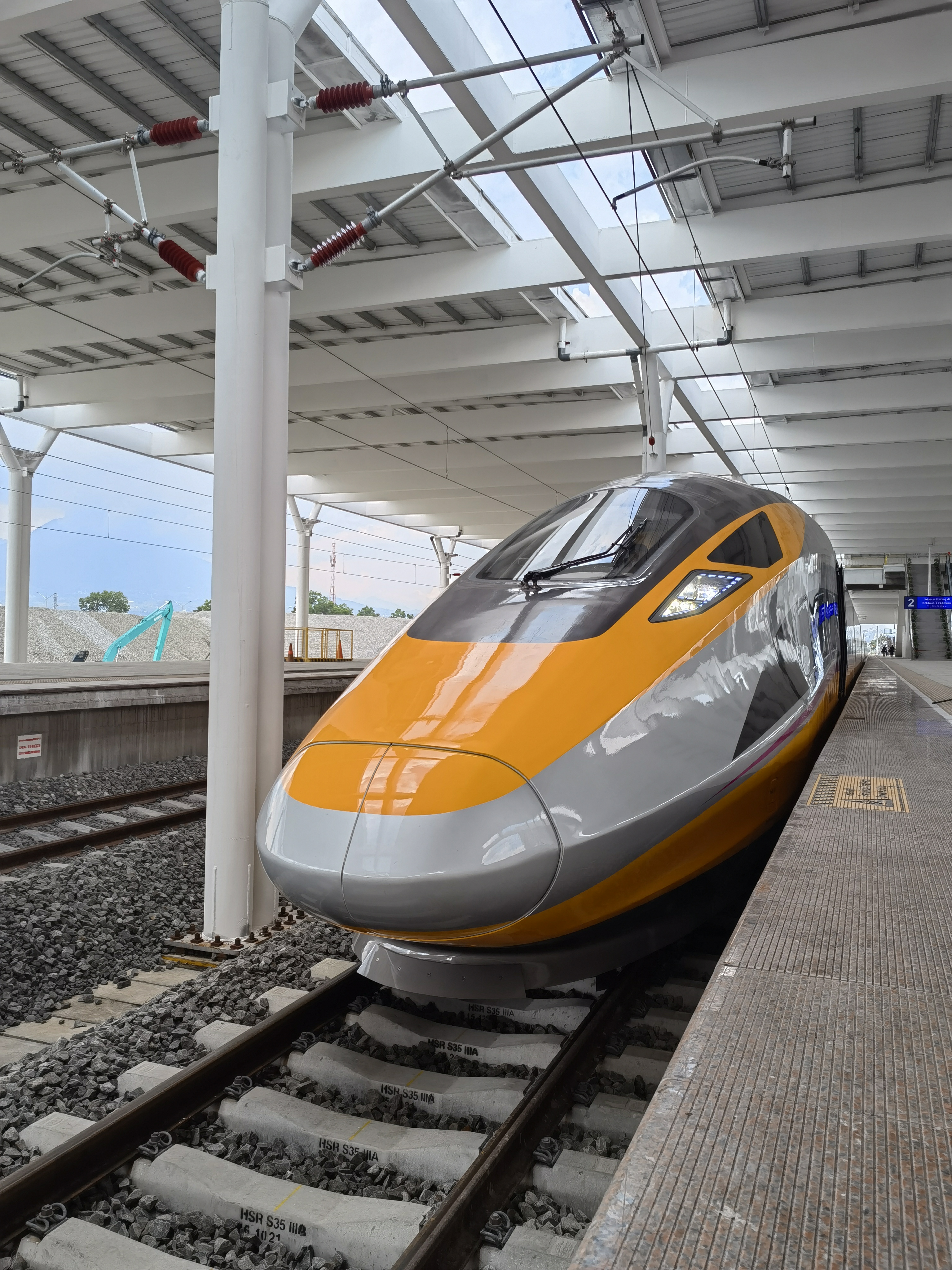 中印尼合作建设的雅万高铁试验运行圆满成功