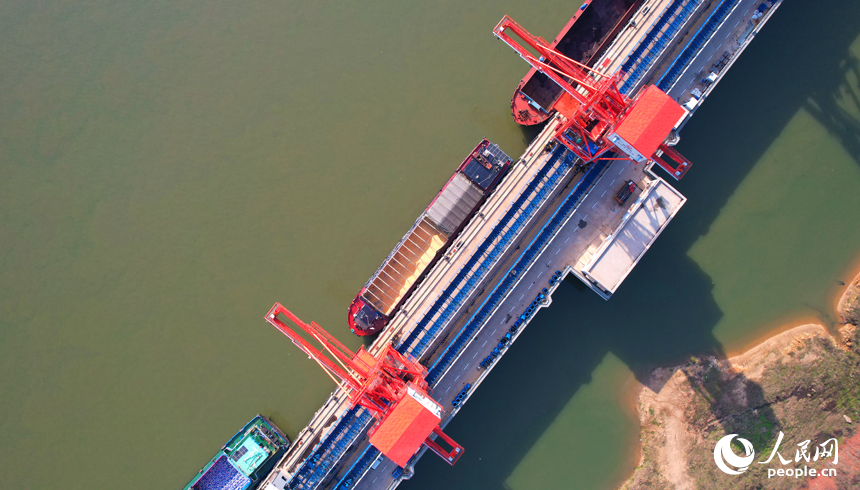 江西南昌内河港口码头作业忙