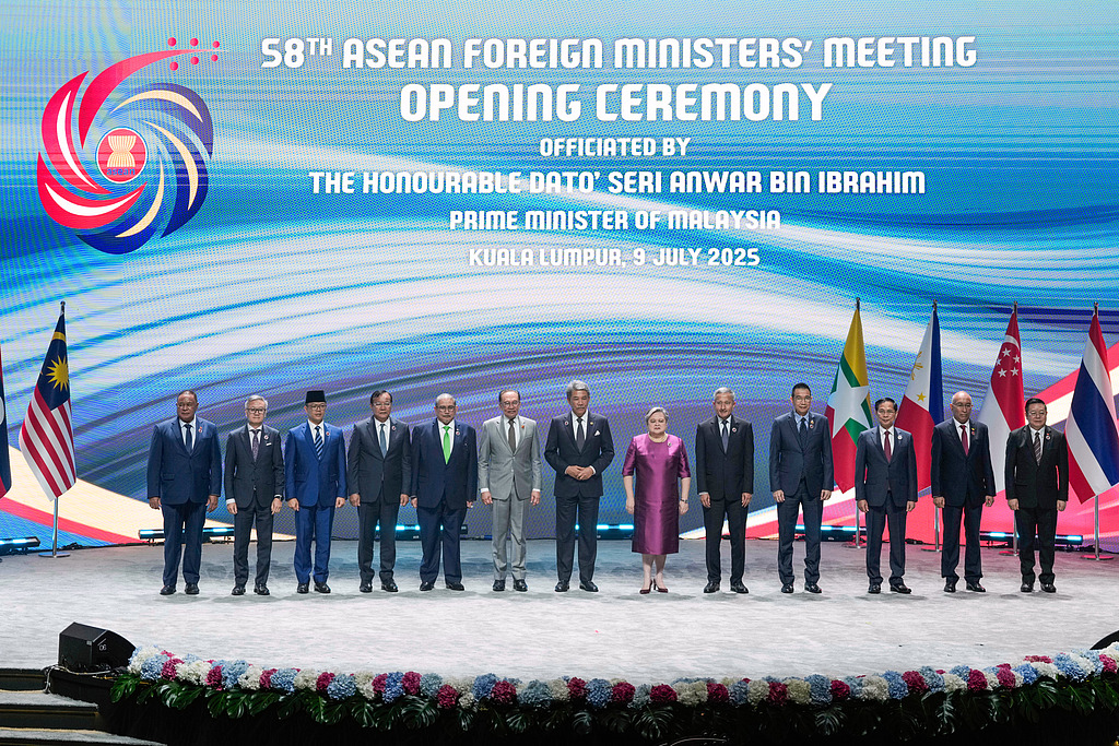 9日，与会国家、组织代表合影。（视觉中国）