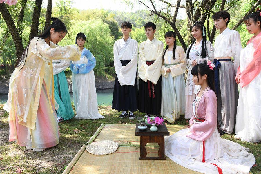 Students wearing traditional Chinese costumes perform traditional rituals to celebrate Shangsi Festival in Changsha, Hunan province on April 17, 2018. [Photo/IC]