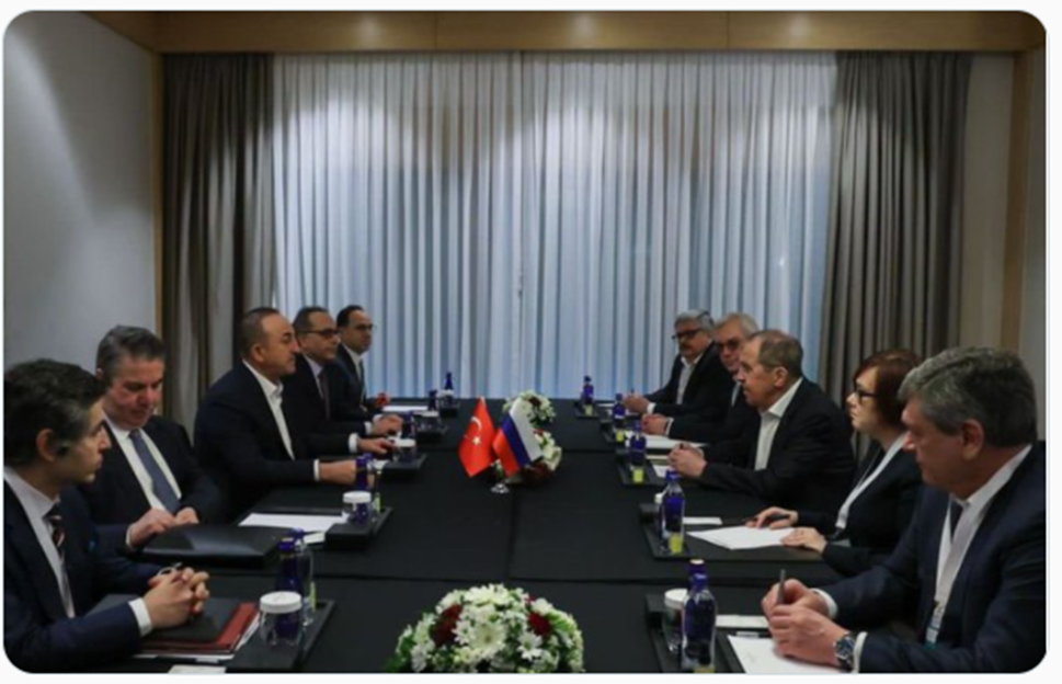 当地时间3月10日,拉夫罗夫(右三)与恰武什奥卢(左三)举行会谈。图源:恰武什奥卢推特账号