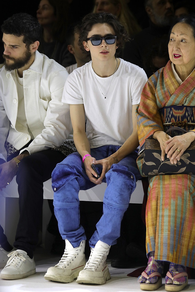 甜茶出席巴黎时装周 白衬衫配仔裤休闲时尚