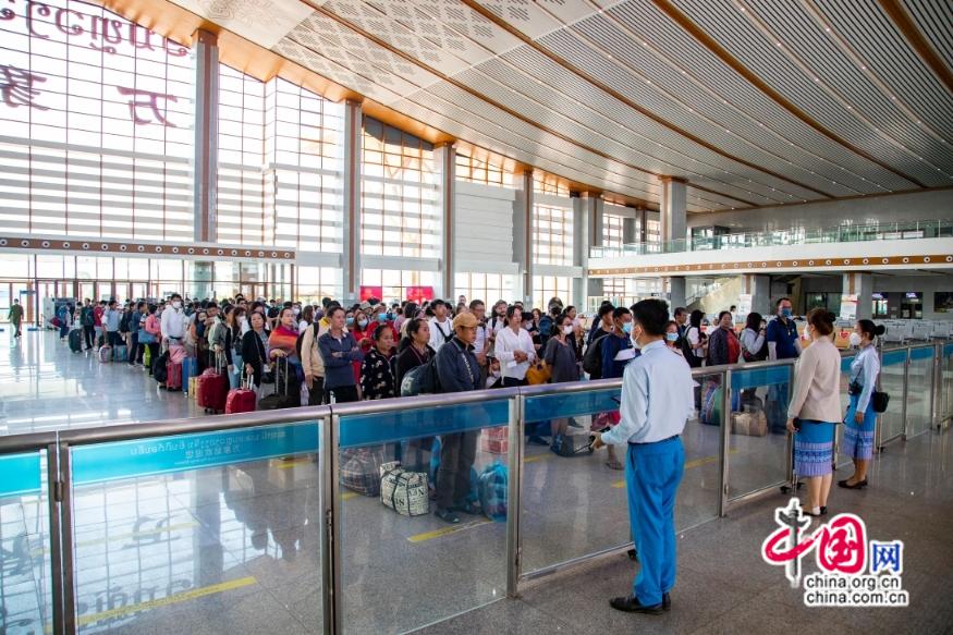 老挝万象站，等待检票进站乘车的旅客。中国网发 吕彪/摄