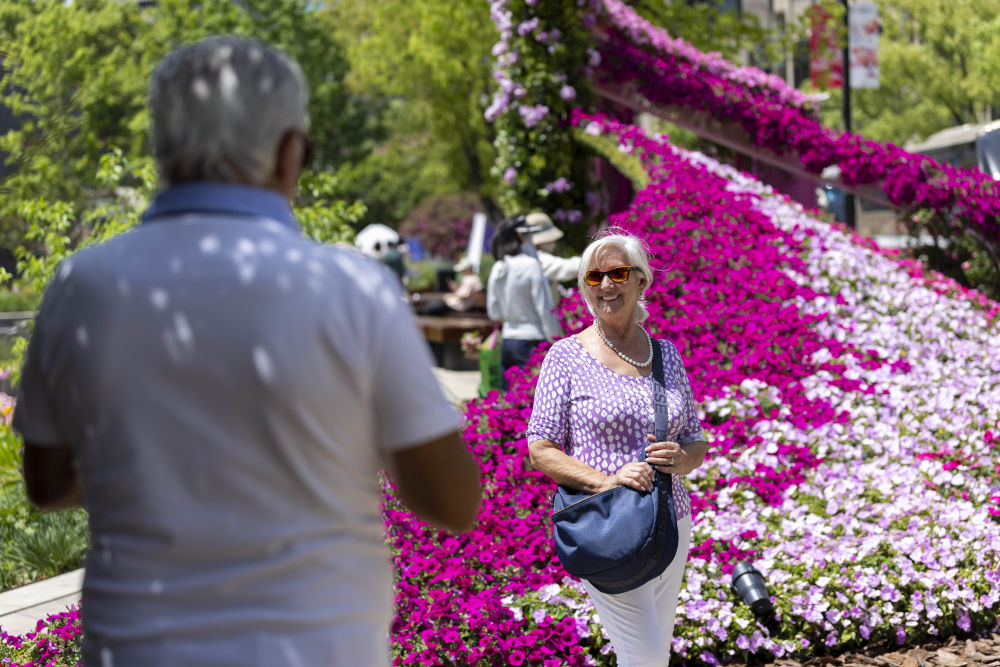 4月18日,外国游客在上海国际花展黄浦新天地主会场留影。新华社记者王翔 摄