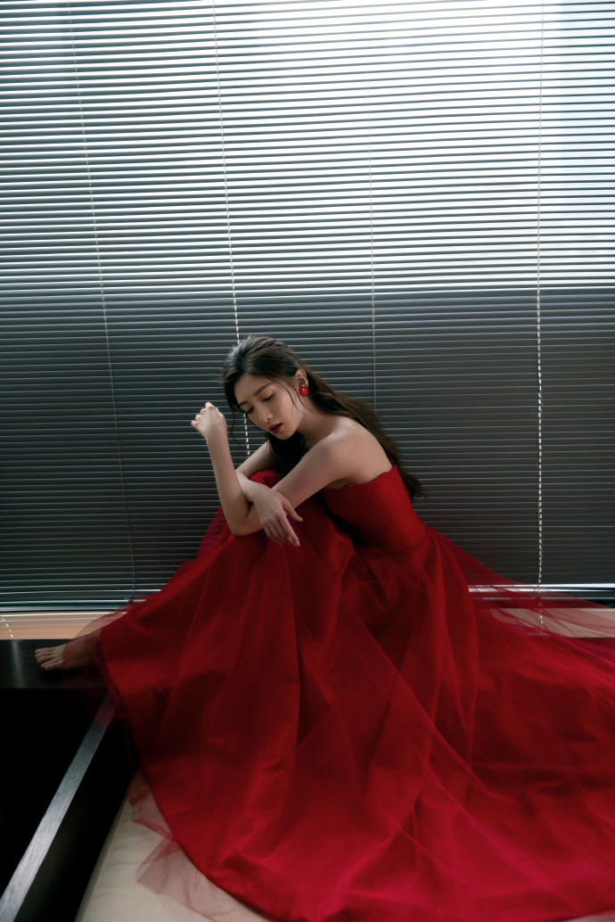 江疏影穿红裙大秀香肩 红纱覆面美艳迷人