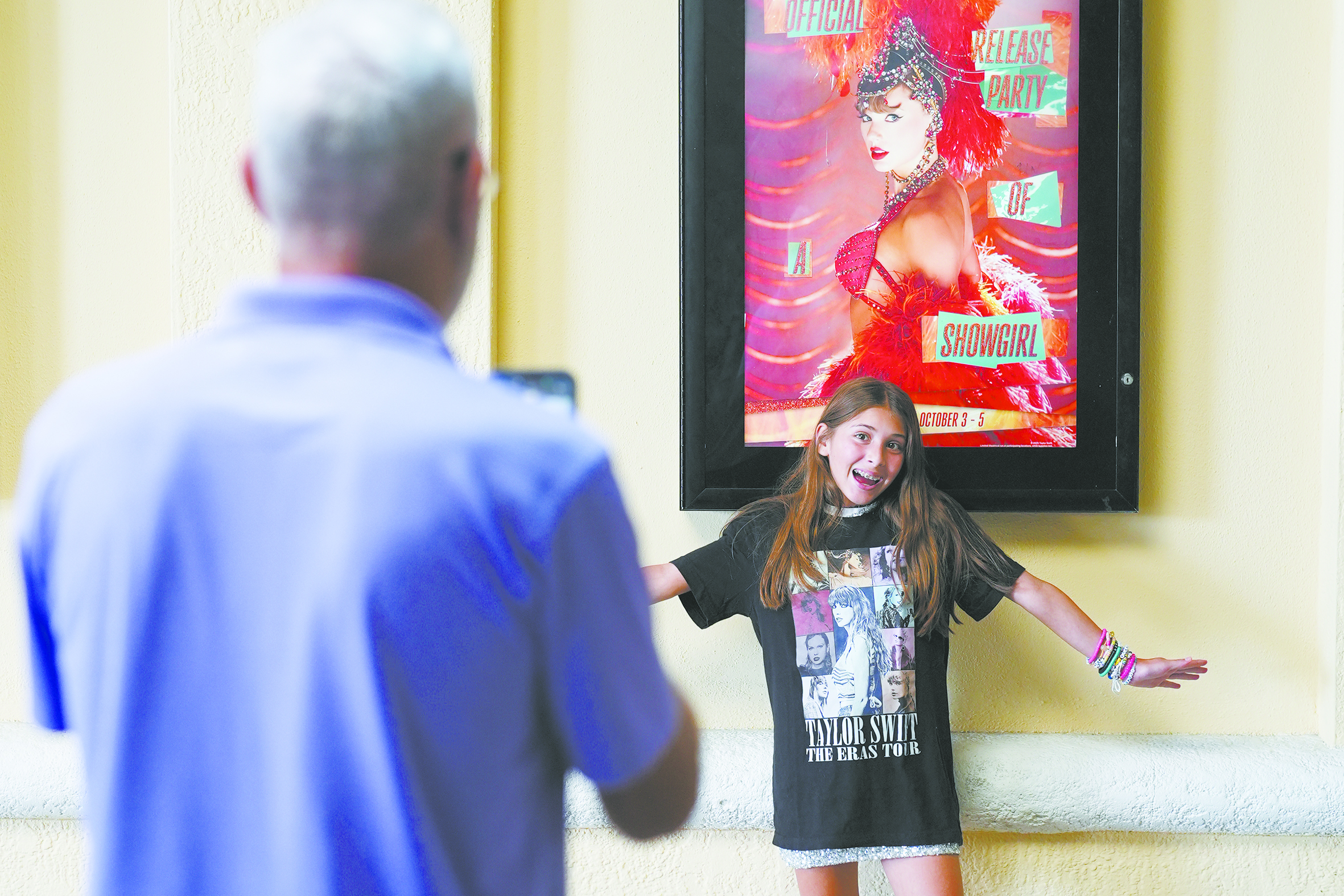 粉丝在“霉霉”新专辑海报下“打卡”。