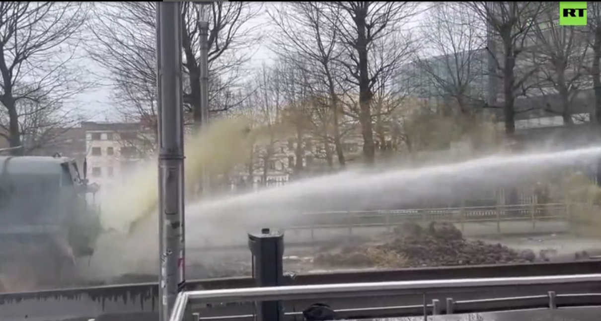 3月26日，比利时农民驾驶农用车朝警察喷洒粪肥、投掷物体等，警方用高压水枪回应 图自RT