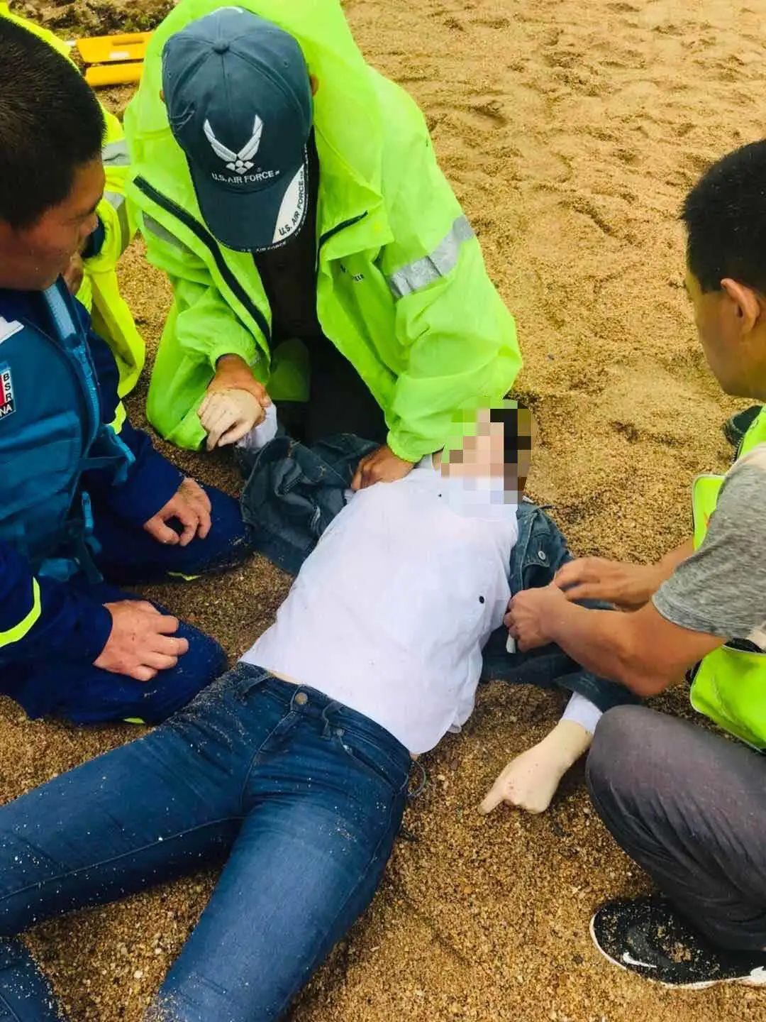 突发今天上午年轻女子在大连付家庄坠海生命垂危