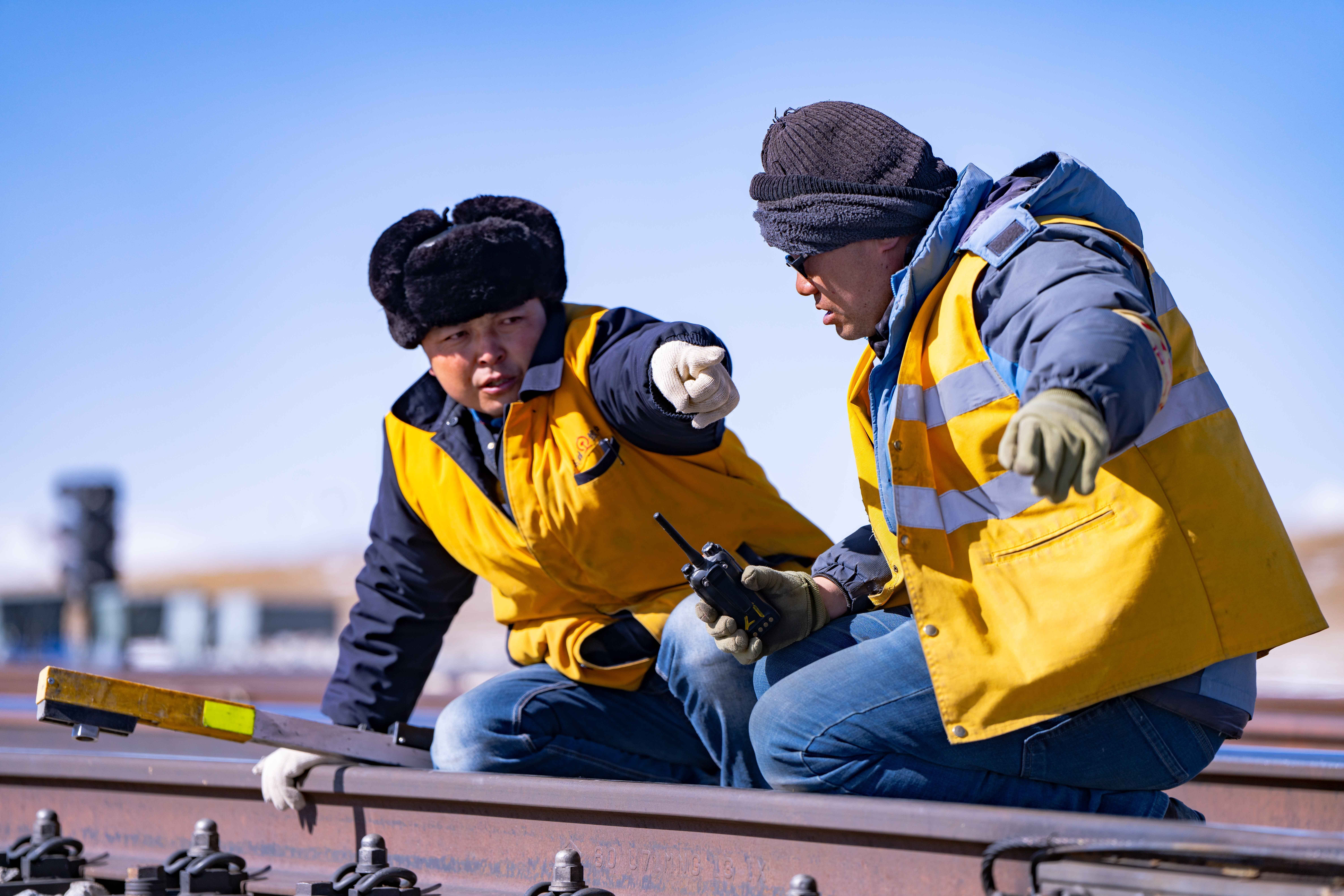 守望天路海拔5072米的世界铁路之巅这群人在坚守