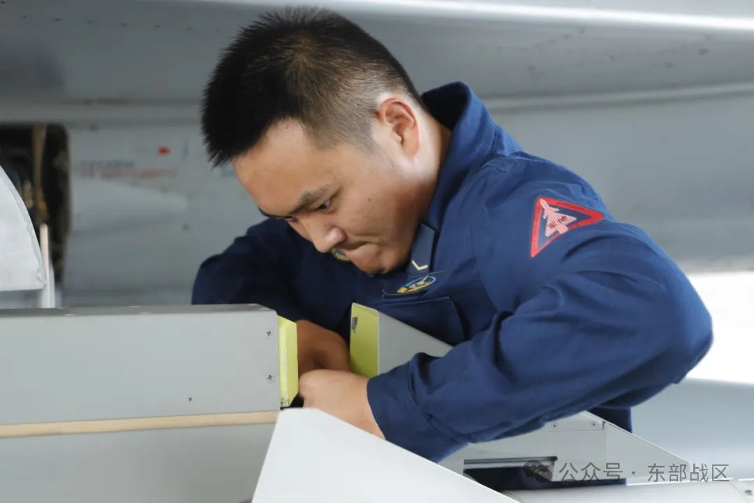 东部战区空军航空兵某部组织跨昼夜飞行训练