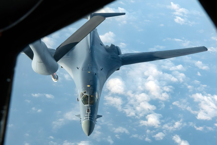 4月30日，来自美国埃尔沃斯空军基地的一架B-1B战略轰炸机在飞行训练途中准备加油。图源：美国空军