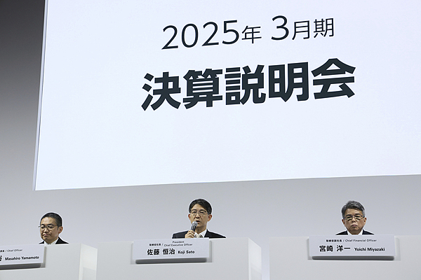 当地时间5月8日,丰田汽车首席执行官佐藤恒治在记者会上发言。图源:视觉中国