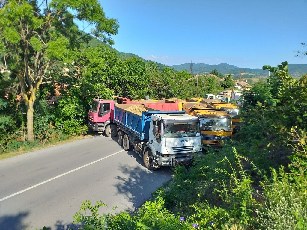 米特罗维察的塞族人用车辆封堵道路，反对科索沃地方政府换车牌的命令。（视觉中国） 