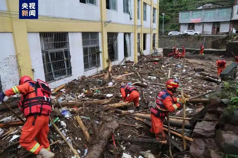 云南暴雨致2死_云南暴雨或破纪录新闻_女子贵州露营遇山洪失联