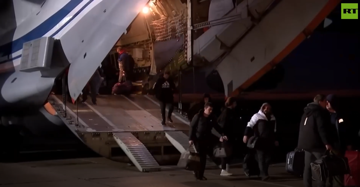 乌方释放的俄方人员乘飞机抵达莫斯科州契卡洛夫斯基军用机场后，走出机舱的画面。图源：RT视频截图